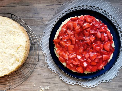 Biskuitboden im Kuchengitter nach dem Backen