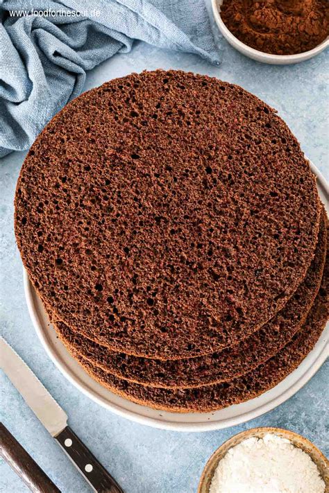 Biskuitboden in 3 Schichten geschnitten, daneben Buttercreme und Mokkabohnen