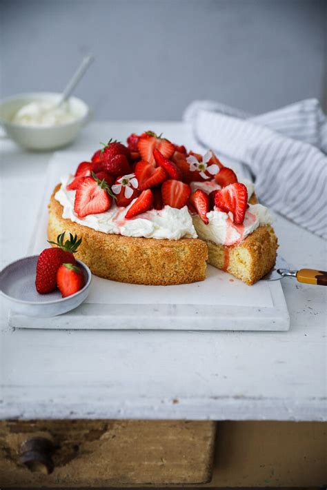 Biskuitboden mit Erdbeeren und Sahne, ideal nach dem Auftauen