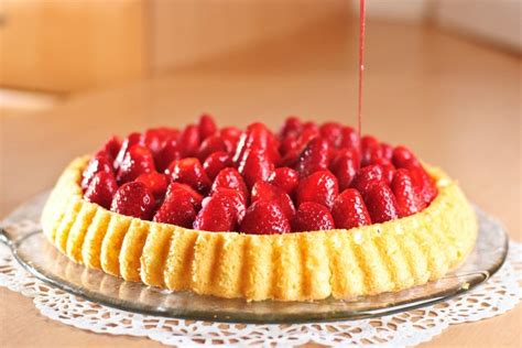Biskuitboden mit Erdbeeren und Tortenguss, klassische Optik
