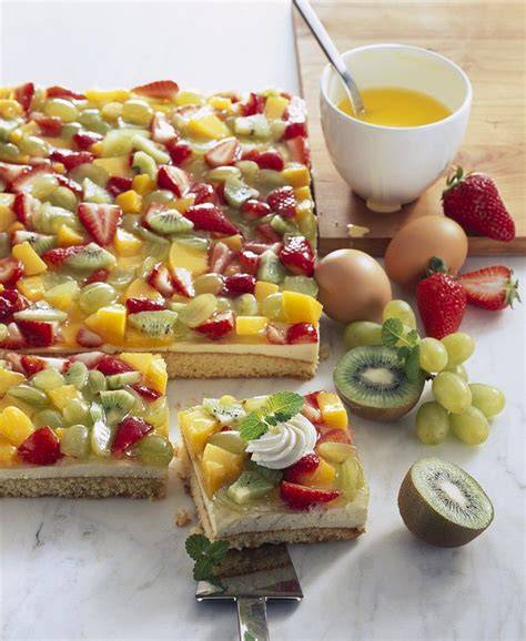 Biskuitboden mit Obst und Creme gefüllt