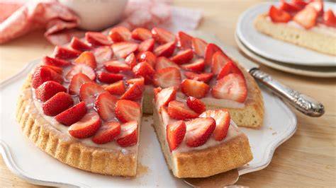 Biskuitboden mit Pudding-Schmand-Creme und Erdbeeren