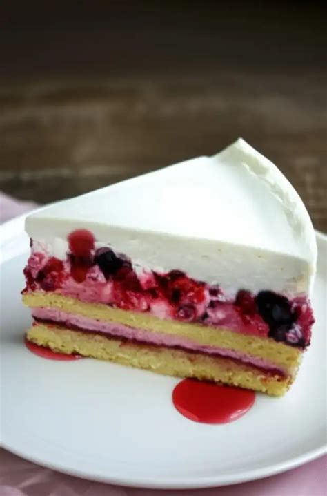 Biskuitboden mit Tortencreme und Beeren