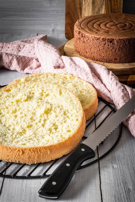 Biskuitboden nach dem Backen auskühlen lassen