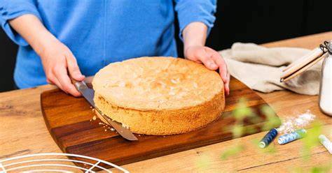 Biskuitboden schneiden und schichten für Torte