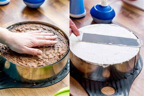 Biskuitboden wird mit Toffifee-Sahne bestrichen