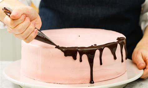 Biskuitboden-Schokolade wird dekoriert, Frosting auf die Torte auftragen