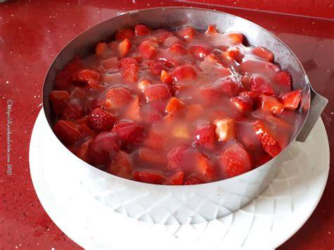 Biskuitboden-schichten, Auflegen von Erdbeeren/Früchten auf Biskuit