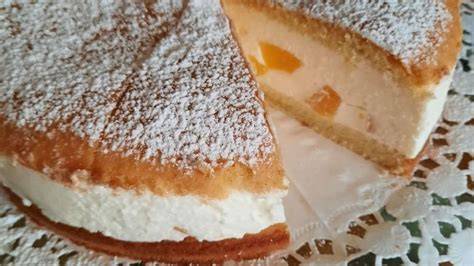 Biskuitkuchen mit Pfirsichen und Sahne