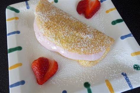 Biskuitomelett gefüllt mit Erdbeercreme