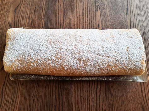 Biskuitrolle, Serviervorschläge: Mit Puderzucker, Banane oder Haselnüssen