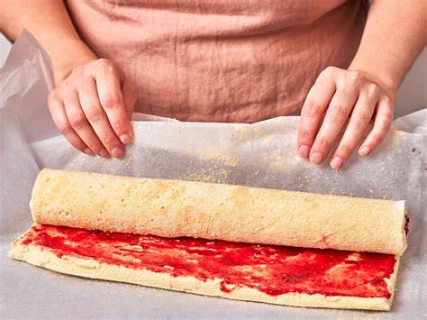 Biskuitrolle aufgerollt auf Silikon-Backmatte
