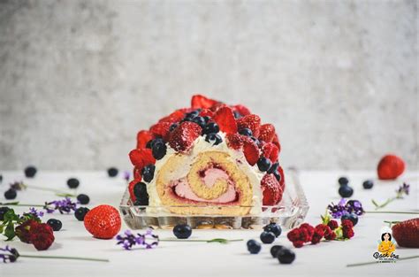 Biskuitrolle aufgeschnitten, serviert mit frischen Beeren
