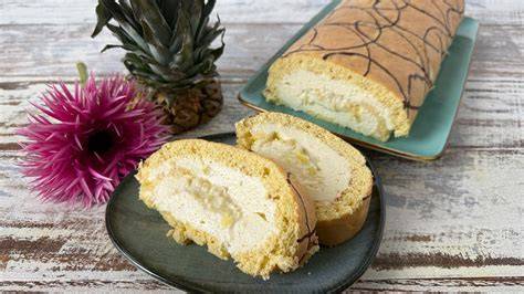 Biskuitrolle aufgeschnitten mit Kokos-Ananas-Füllung