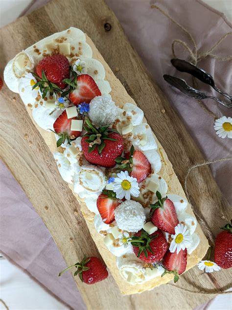 Biskuitrolle dekorieren: Sahne & Früchte