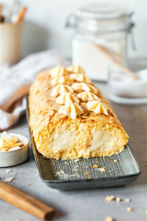 Biskuitrolle mit Aprikosenmarmelade, angerichtet auf einer Kuchenplatte