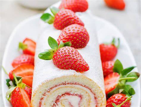 Biskuitrolle mit Erdbeeren aufgeschnitten