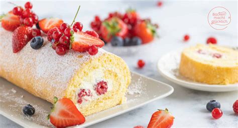 Biskuitrolle mit Früchten, angerichtet auf einer Tortenplatte