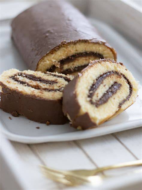 Biskuitrolle mit Nutella im Anschnitt, cremige Füllung sichtbar