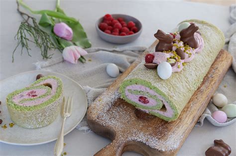 Biskuitrolle mit Pistazien und Physalisfüllung, angerichtet auf Tortenplatte