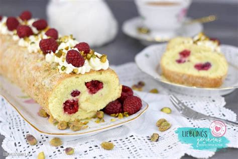 Biskuitrolle mit Pistaziencreme und frischen Himbeeren