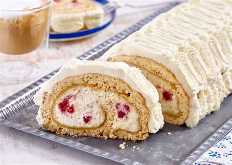 Biskuitrolle mit Preiselbeeren und Marzipan