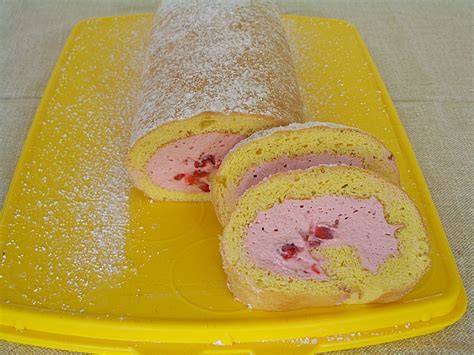 Biskuitrolle mit Quark-Sahne-Füllung aufrollen