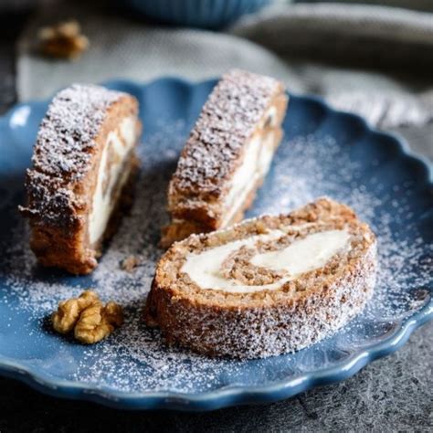 Biskuitrolle mit Tiramisu-Füllung angerichtet
