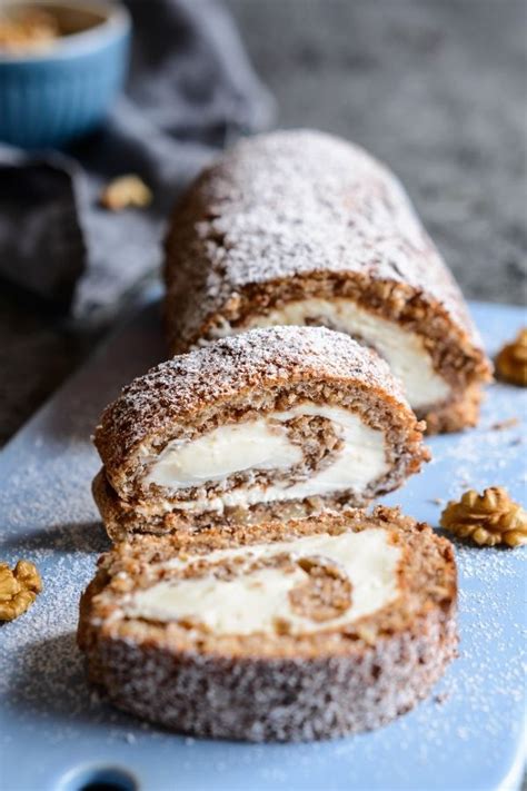 Biskuitrolle mit Tiramisu-Füllung angeschnitten