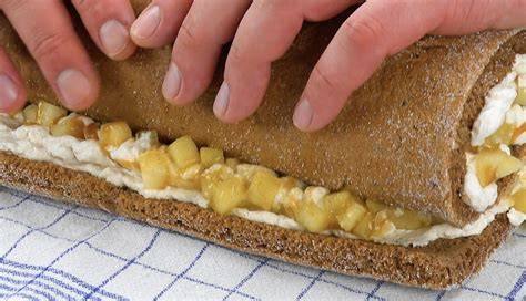 Biskuitrolle mit karamellisierten Äpfeln