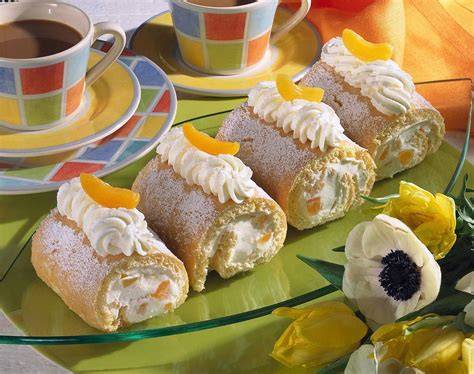 Biskuitrollen mit Pudding-Quark-Füllung
