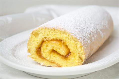 Biskuitroulade, Picknickkorb und Sommergetränke