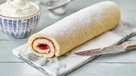 Biskuitroulade aufrollen