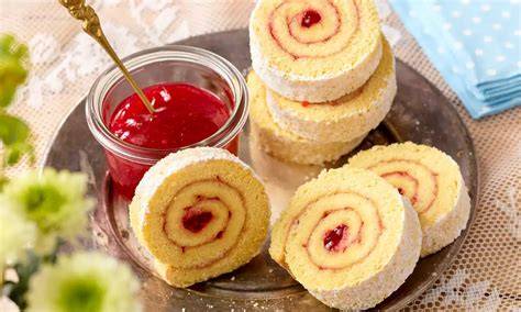 Biskuitroulade mit Marmelade auf einem Schneidebrett