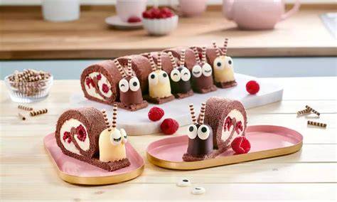 Biskuitschnecken und Mini-Berliner als kreative Food-Arrangements