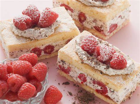 Biskuitschnitten mit Schokoganache und Streifenmuster