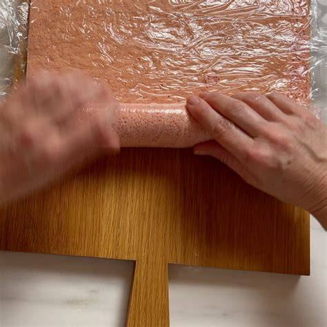 Biskuitteig auf gezuckertem Küchentuch, bereit zum Aufrollen
