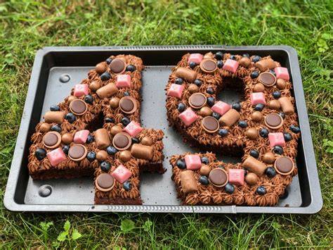 Biskuitteig und Mürbeteig als Grundlage für Zahlenkuchen