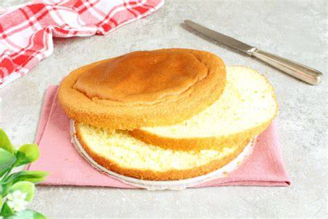 Biskuitteig wird gebacken und in drei Schichten geteilt