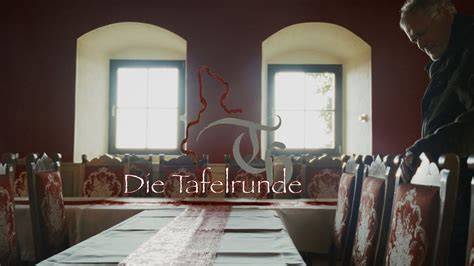 Biskuitwarmer als Highlight in einer historisch gedeckten Tafelrunde