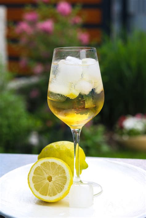 Bitter Lemon Glas mit Zitrone