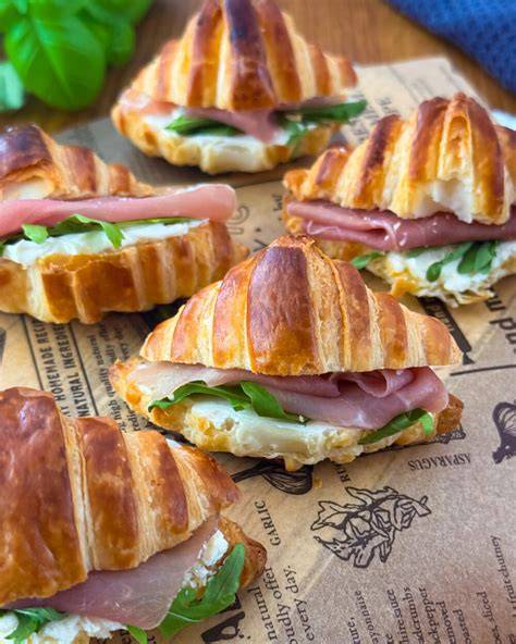 Blätterteig Croissants mit herzhafter Füllung vor dem Backen