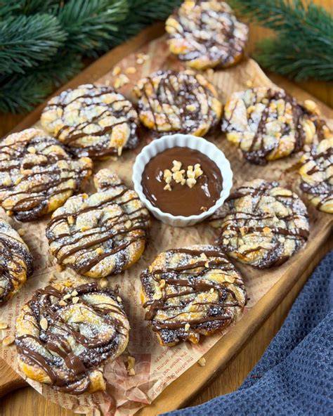 Blätterteig Plätzchen auf dem Kuchenteller: Inspiration für die nächste Kaffeetafel