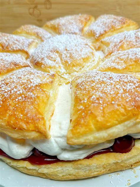 Blätterteig Torte mit Obst und Schlagsahne, fertig serviert