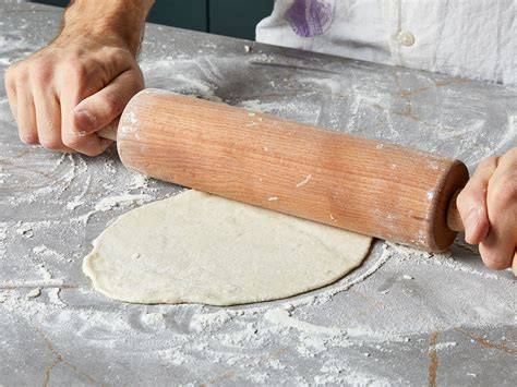 Blätterteig Vorbereitung: Mehl, Butter und Teig auf Arbeitsfläche