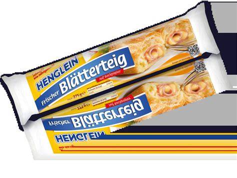 Blätterteig auf Backpapier ausgerollt und markiert für Dreiecke
