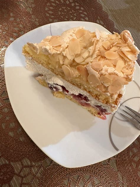 Blätterteig-Creme-Torte mit Mandelsplittern