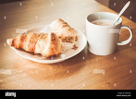 Blätterteig-Croissant auf Holztisch, Nahaufnahme
