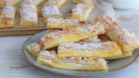 Blätterteig-Pudding-Stangen auf Backblech