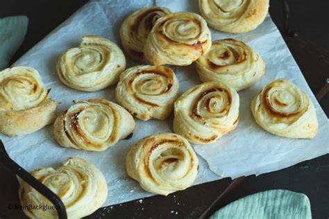 Blätterteig-Quarkschnecken frisch gebacken und mit Puderzucker bestäubt